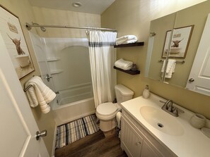 Towels, soap, toilet paper - Cozy home just a minute walk from the lake! (Tobyhanna)