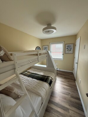 WiFi, bed sheets - Cozy home just a minute walk from the lake! (Tobyhanna)