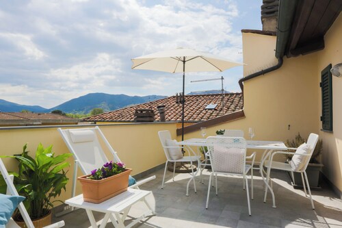 2-bedroom condo in peaceful Lucca with air conditioning and assigned parking