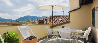 2-bedroom condo in peaceful Lucca with air conditioning and assigned parking