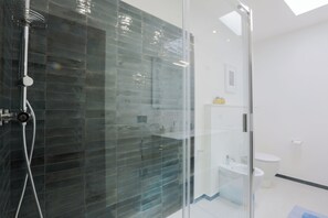 Dusche, Haartrockner, Bidet, Handtücher