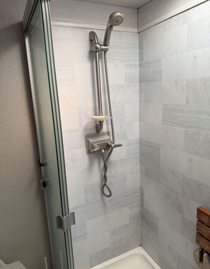 Shower, towels, soap, toilet paper - Luxuray 1-bedroom 1.5 bathroom RV - 2 miles from festival grounds (Thermal)