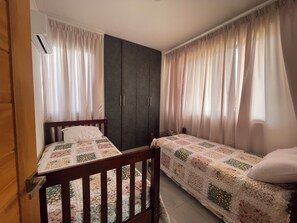 3 bedrooms, WiFi, bed sheets - 3-bedroom house in fantastic Santo Domingo Este with AC (Santo Domingo Este)