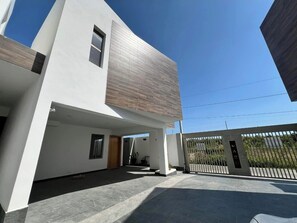 Exterior - 3-bedroom house in fantastic Santo Domingo Este with AC (Santo Domingo Este)
