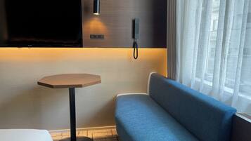 Basic Room, 1 Double Bed | In-room safe, desk, blackout drapes, WiFi (free)