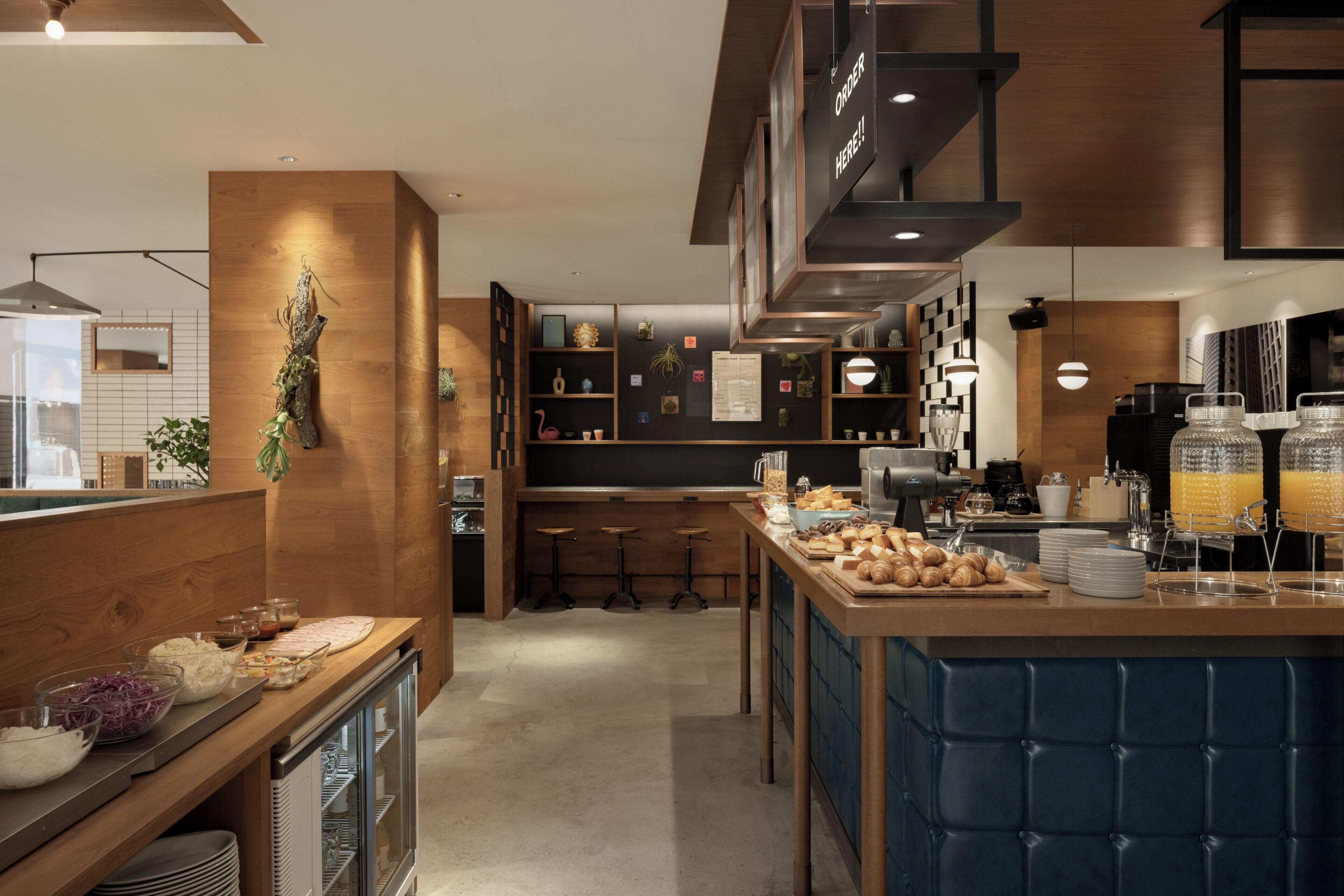 Una cocina moderna con barra, detalles de madera y diferentes alimentos a la vista.
