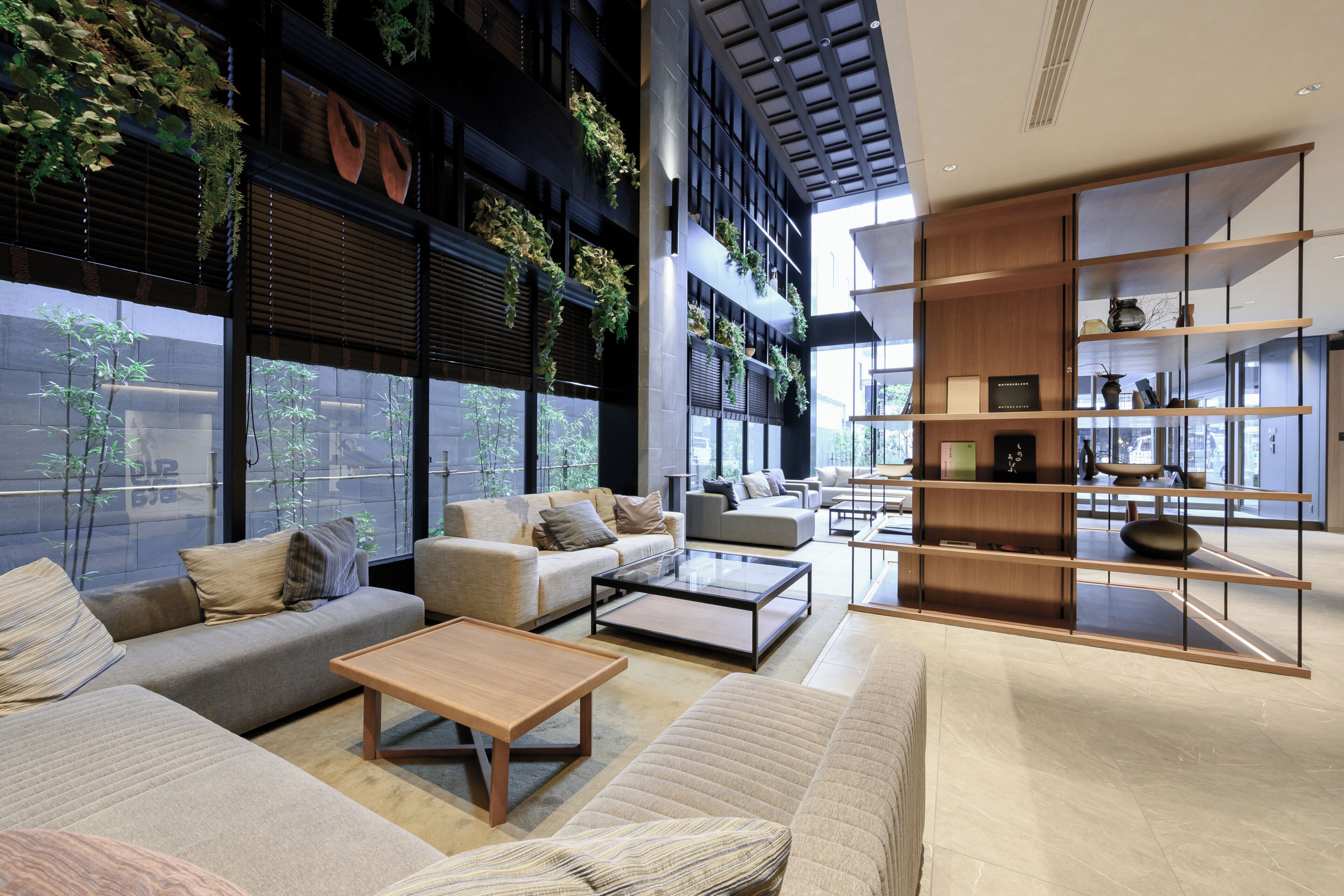 Un amplio salón con sofás, una mesa de centro y una estantería de madera.