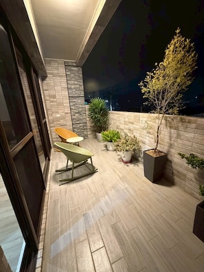 Neljän hengen comfort-huone, kaupunkinäköala | Terassi/patio
