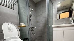 Kamar Double Comfort, Bebas Asap Rokok | Kamar mandi | Shower, perlengkapan mandi gratis, pengering rambut, dan handuk