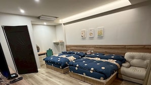 Kamar Quadruple Comfort, pemandangan kota | Setrika/meja setrika dan Wi-Fi gratis