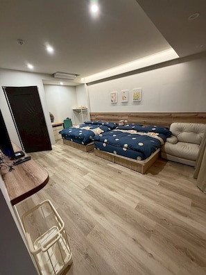 Neljän hengen comfort-huone, kaupunkinäköala | Silitysrauta/-lauta, ilmainen Wi-Fi