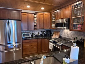 Microwave, oven, stovetop, dishwasher - Beautiful Post and Beam 4-bedroom condo in tranquil Mt Snow Vermont! (Dover)