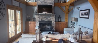 Beautiful Post and Beam 4-bedroom condo in tranquil Mt Snow Vermont!