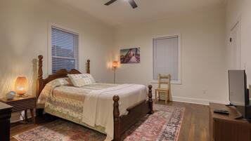 3 bedrooms, desk, iron/ironing board, free WiFi