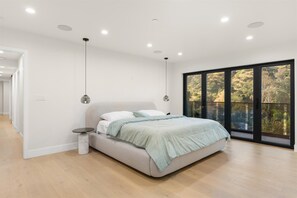 1 bedroom, WiFi, bed sheets - Secluded Hollywood Hills Retreat w/ Mountain Views & Private Balcony (Los Angeles)