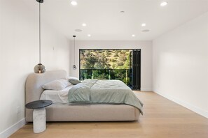 1 bedroom, WiFi, bed sheets - Secluded Hollywood Hills Retreat w/ Mountain Views & Private Balcony (Los Angeles)