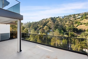Terrace/patio - Secluded Hollywood Hills Retreat w/ Mountain Views & Private Balcony (Los Angeles)