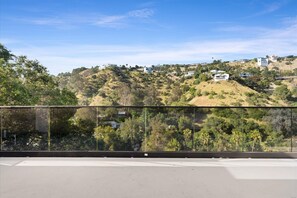 Property grounds - Secluded Hollywood Hills Retreat w/ Mountain Views & Private Balcony (Los Angeles)