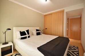 3 bedrooms, iron/ironing board, Internet - Modern 3BR House, Parque das Nações - Long Term (Lisboa)