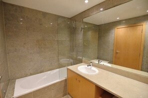 Hair dryer, bidet, towels, soap - Modern 3BR House, Parque das Nações - Long Term (Lisboa)