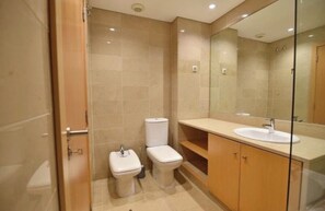 Hair dryer, bidet, towels, soap - Modern 3BR House, Parque das Nações - Long Term (Lisboa)