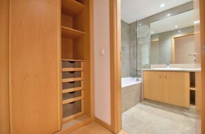 Hair dryer, bidet, towels, soap - Modern 3BR House, Parque das Nações - Long Term (Lisboa)