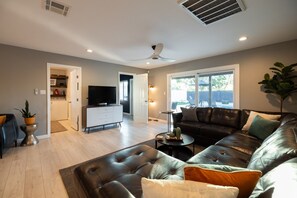 Smart TV - Scottsdale Oasis on 74th (Scottsdale)