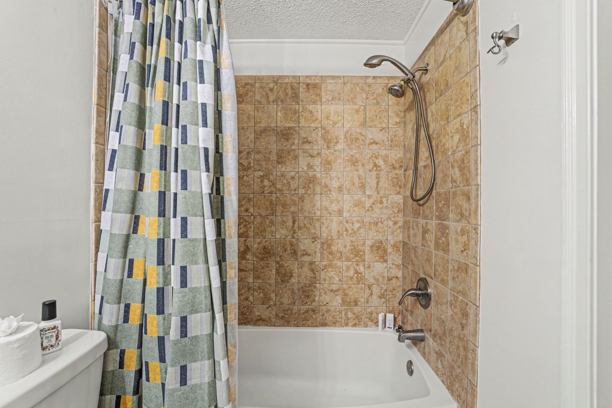 Serviettes fournies, savon, papier toilette