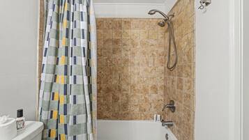 Serviettes fournies, savon, papier toilette