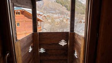 Une cabane en bois offrant une vue sur un paysage montagneux.