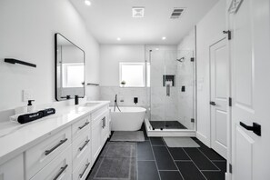 Hair dryer, towels, soap, toilet paper - Luxury 3BR Home - Med Center, NRG, Zoo, Downtown (Houston)