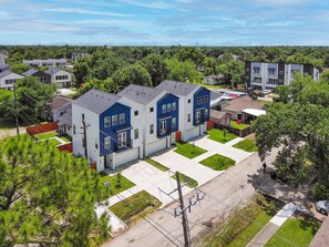 Exterior - Luxury 3BR Home - Med Center, NRG, Zoo, Downtown (Houston)