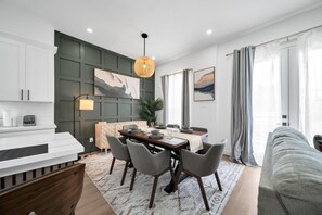 Dining - Luxury 3BR Home - Med Center, NRG, Zoo, Downtown (Houston)
