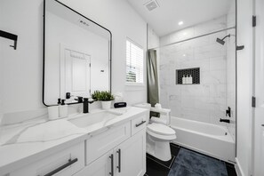 Bathroom - Luxury 3BR Home - Med Center, NRG, Zoo, Downtown (Houston)