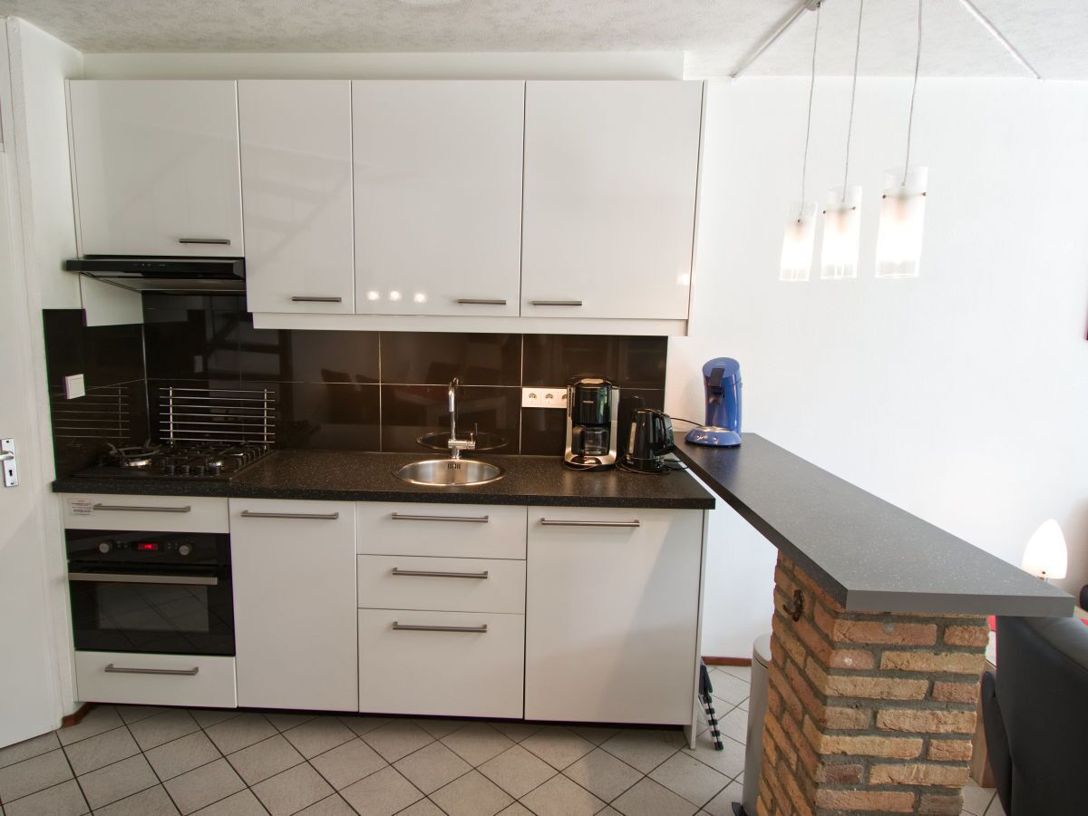Een koelkast, een oven, een kookplaat, een vaatwasser