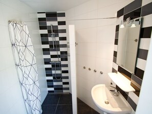Een douche, een haardroger, handdoeken, toiletpapier