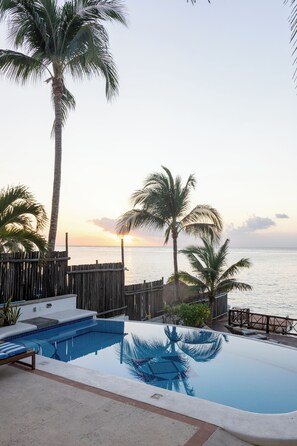 Pool - Beachfront with pier and saltwater pool for 14 ppl 4 bedrooms (Cozumel)