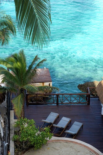 Beachfront with pier and saltwater pool for 14 ppl 4 bedrooms