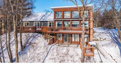 Gull Lake Retreat: Game Room, Golfing, Shopping FirePit, Boating, Restaurants.