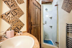 Shower, hair dryer, bidet, towels - Characteristic historic residence a 2-minute walk from Piazza Navona. (Roma)