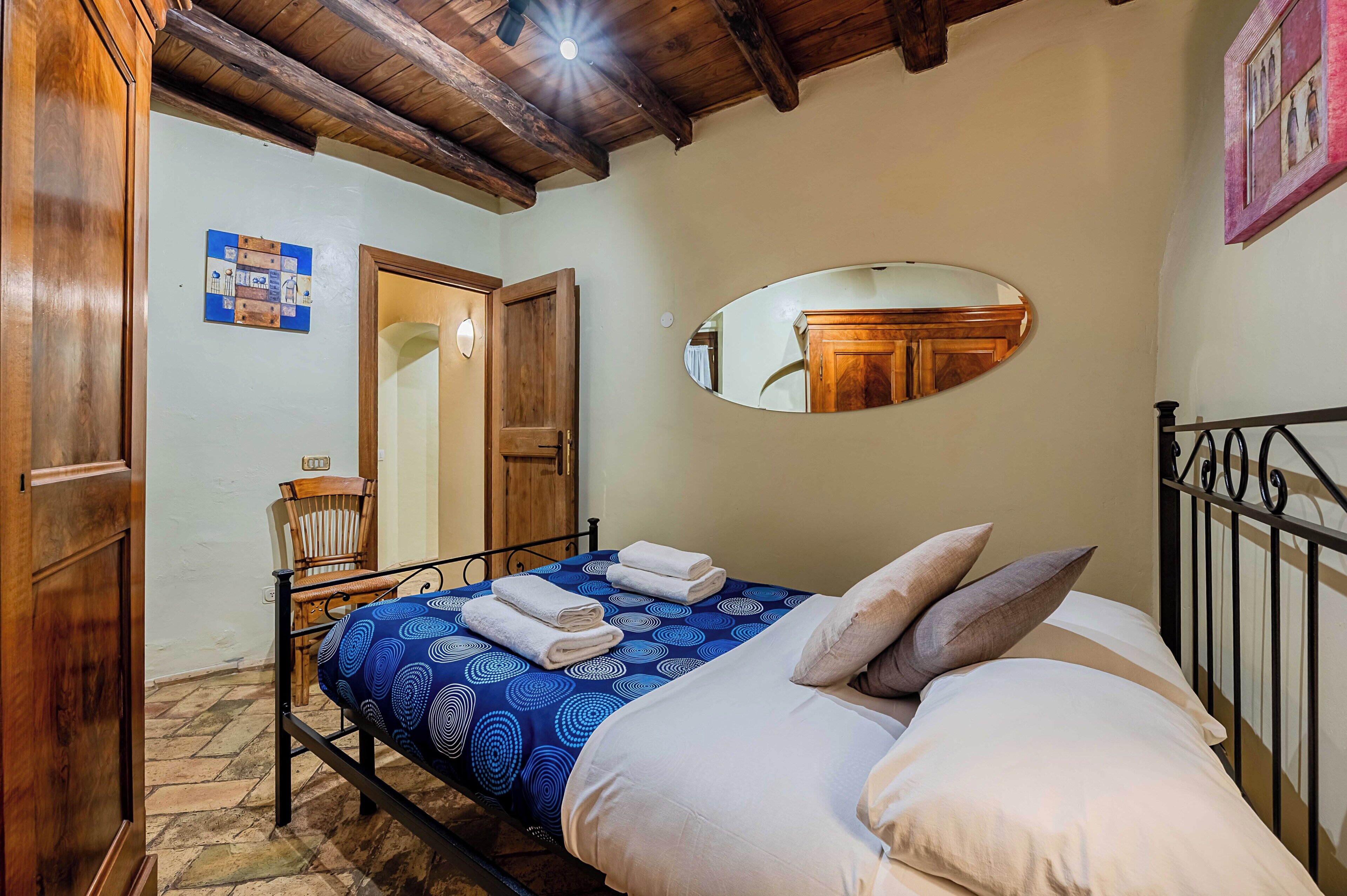 2 habitaciones, tabla de planchar con plancha y cuna de viaje 