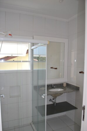 Shower - Quiet and welcoming house, close to the beach. (São Sebastião)