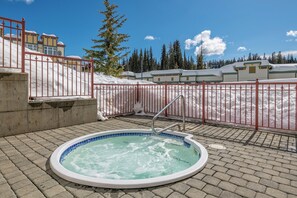 Outdoor spa tub - Fully-Equipped Creekside Studio Condo w/fireplace, near skiway, trails & village (Vernon)