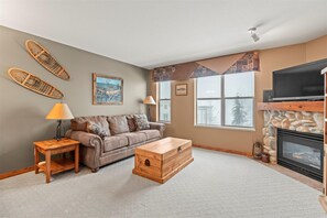 TV, fireplace - Fully-Equipped Creekside Studio Condo w/fireplace, near skiway, trails & village (Vernon)