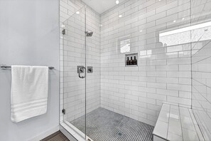 Shower, towels, soap, toilet paper - Casa La Rosa (Bentonville)