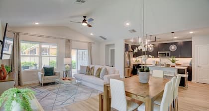 The Modern- 8 Mi to beach/Kitchenette/
Stylish Palm Coast Home with Patio