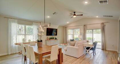 The Modern- 8 Mi to beach/Kitchenette/
Stylish Palm Coast Home with Patio