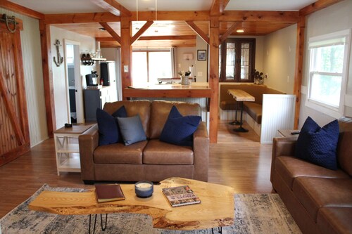 Charming 2-bedroom Lake Cottage