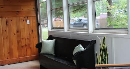 Charming 2-bedroom Lake Cottage