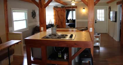 Charming 2-bedroom Lake Cottage